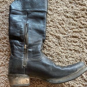 Ariat black cowboy boots. Rarely worn. Good condition. Size 6